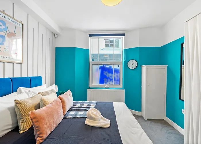 The Stylish Gem - Garden - Sleeps 18 Bristol