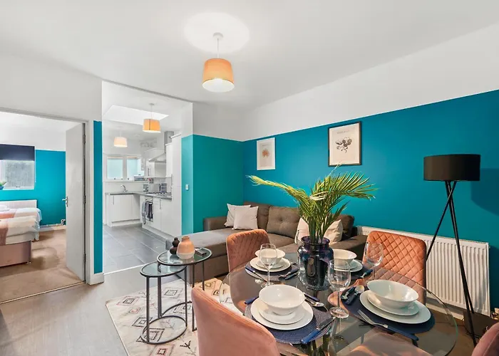 The Stylish Gem - Garden - Sleeps 18 Bristol