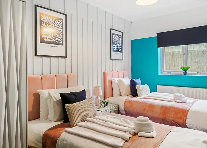 The Stylish Gem - Garden - Sleeps 18 Bristol