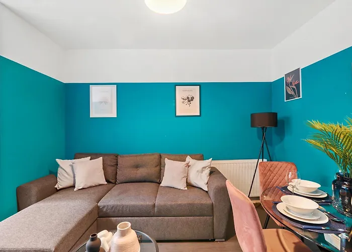 The Stylish Gem - Garden - Sleeps 18 Bristol