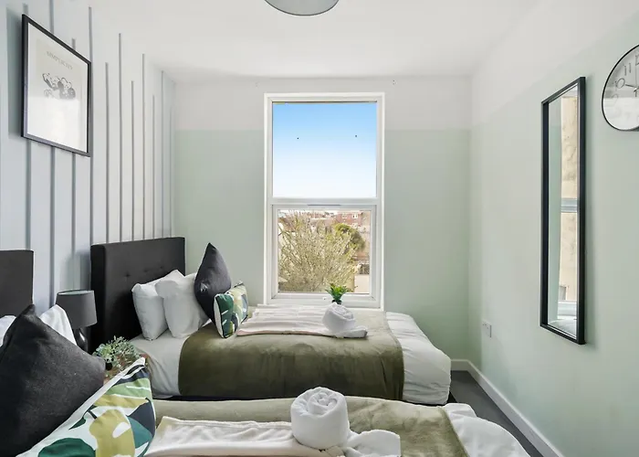 The Stylish Gem - Garden - Sleeps 18