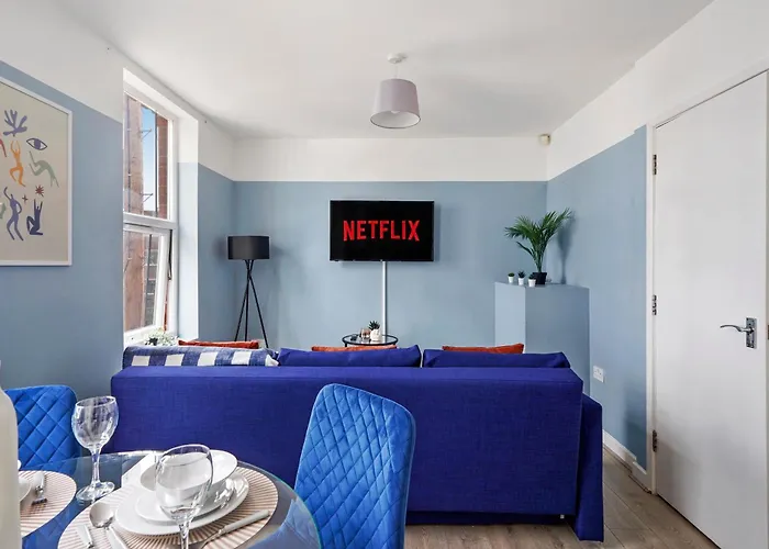 The Stylish Gem - Garden - Sleeps 18 *