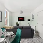 The Stylish Gem - Garden - Sleeps 18 *