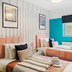 The Stylish Gem - Garden - Sleeps 18 Bristol