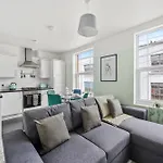 The Stylish Gem - Garden - Sleeps 18 * Bristol