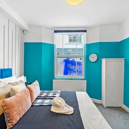 The Stylish Gem - Garden - Sleeps 18 Bristol