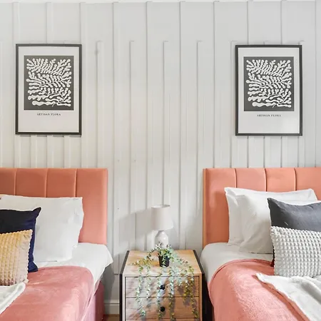 Apartment The Stylish Gem - Garden - Sleeps 18 Bristol