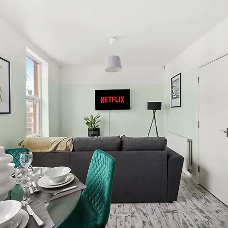 Sleek And Stylish Gem - Sleeps 18 *