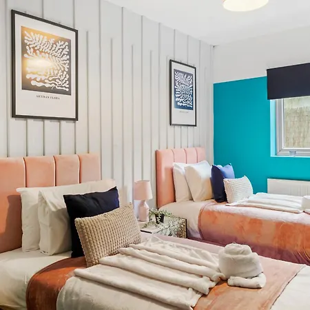 The Stylish Gem - Garden - Sleeps 18 Bristol