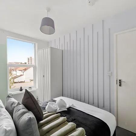 Apartman The Stylish Gem - Garden - Sleeps 18 *