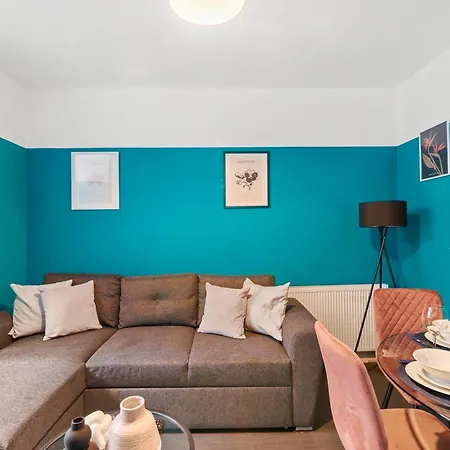 Sleek And Stylish Gem - Sleeps 18 Bristol