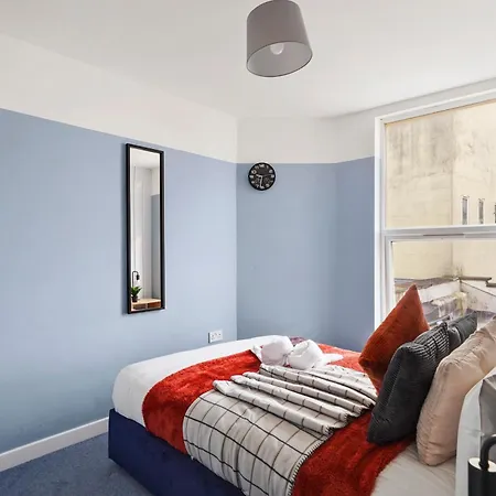 The Stylish Gem - Garden - Sleeps 18 Apartment