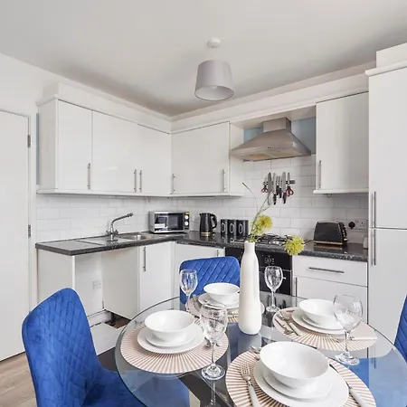 The Stylish Gem - Garden - Sleeps 18 Apartman *