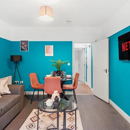 The Stylish Gem - Garden - Sleeps 18 Bristol