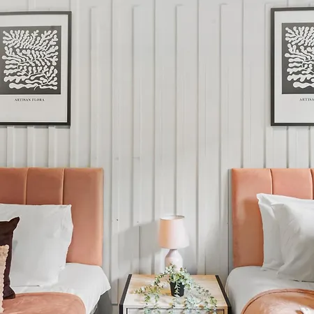 The Stylish Gem - Garden - Sleeps 18 Apartment *