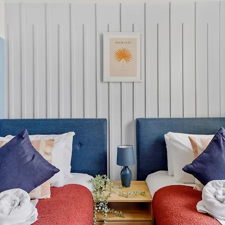 Sleek And Stylish Gem - Sleeps 18 * Bristol