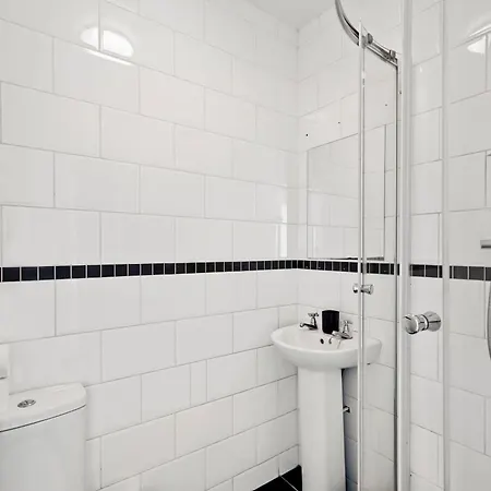 Apartment The Stylish Gem - Garden - Sleeps 18 *