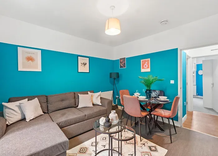 The Stylish Gem - Garden - Sleeps 18 Apartament