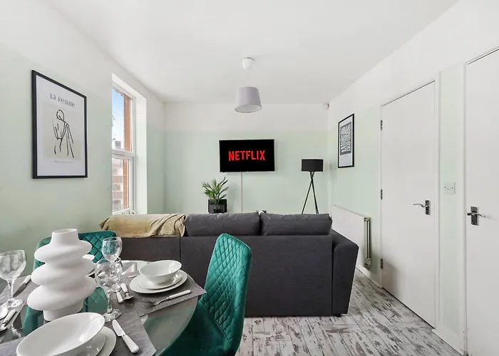 The Stylish Gem - Garden - Sleeps 18 *