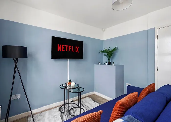 The Stylish Gem - Garden - Sleeps 18