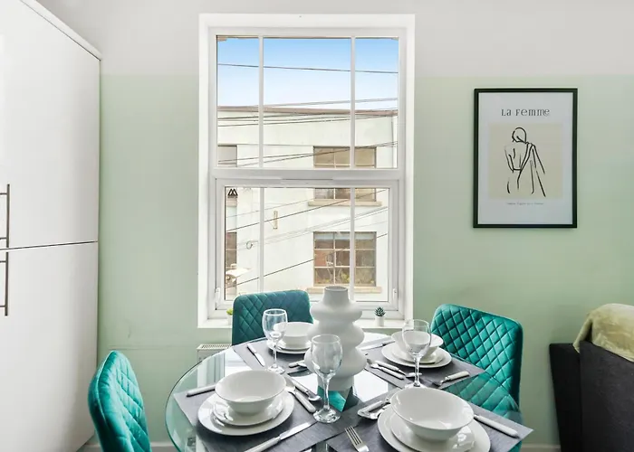 The Stylish Gem - Garden - Sleeps 18 Bristol