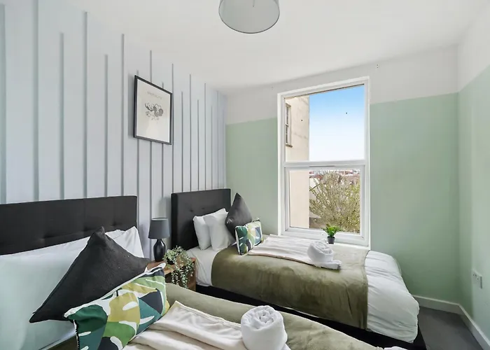 The Stylish Gem - Garden - Sleeps 18 * Bristol