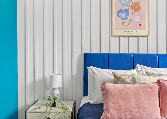 The Stylish Gem - Garden - Sleeps 18