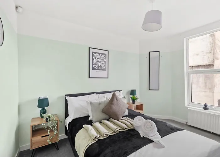 The Stylish Gem - Garden - Sleeps 18 Apartament *