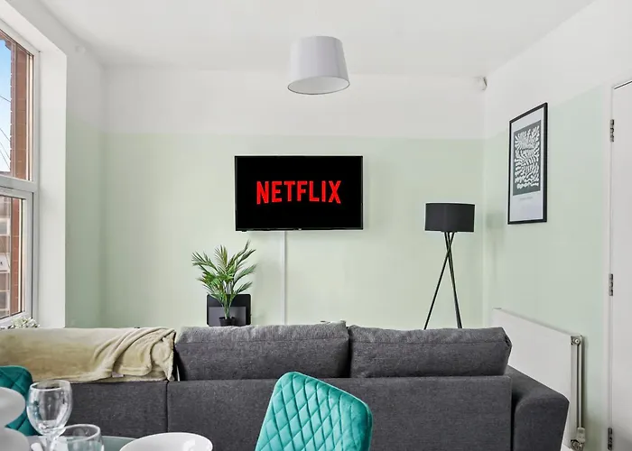 The Stylish Gem - Garden - Sleeps 18