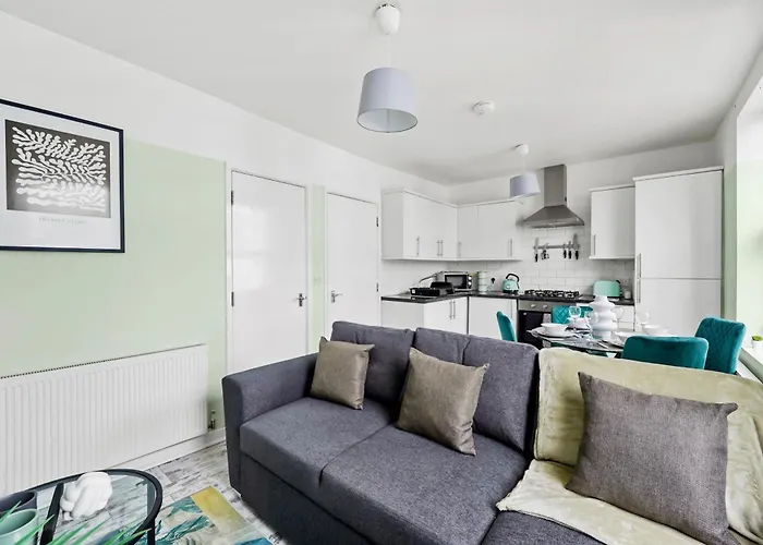 The Stylish Gem - Garden - Sleeps 18 * Bristol