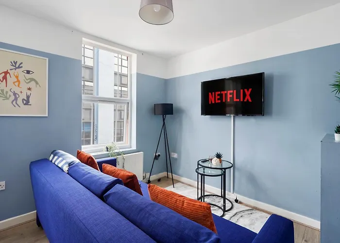 The Stylish Gem - Garden - Sleeps 18 *