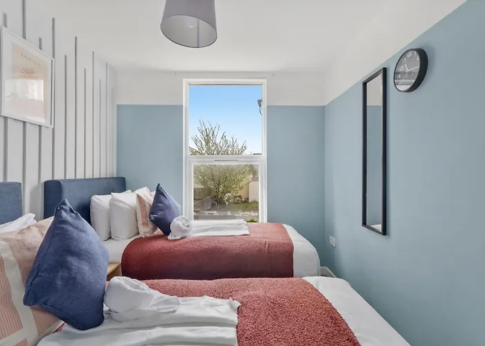 The Stylish Gem - Garden - Sleeps 18 Bristol