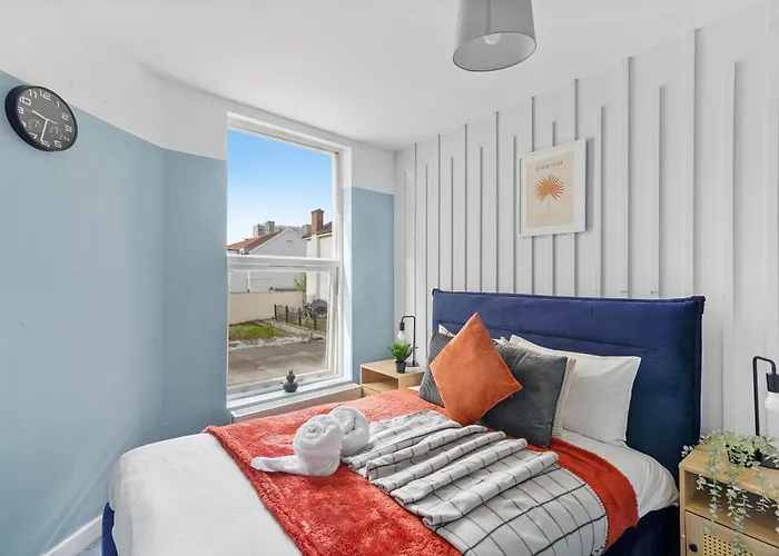 The Stylish Gem - Garden - Sleeps 18 *