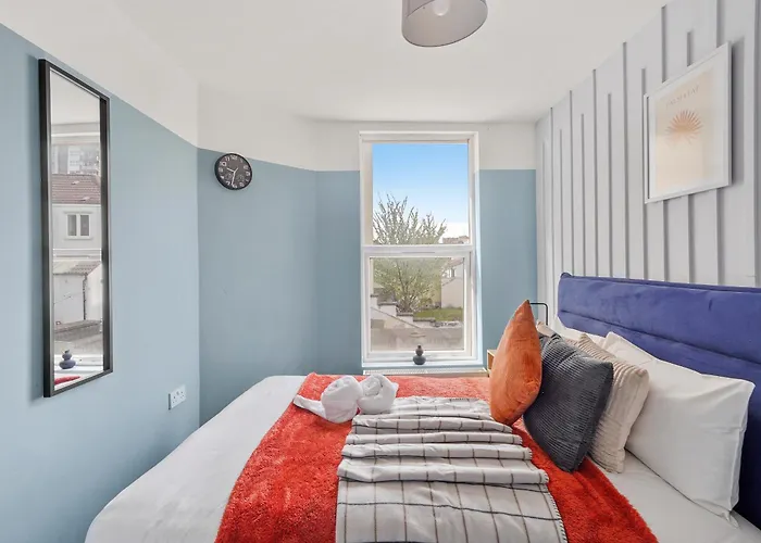 The Stylish Gem - Garden - Sleeps 18 Bristol