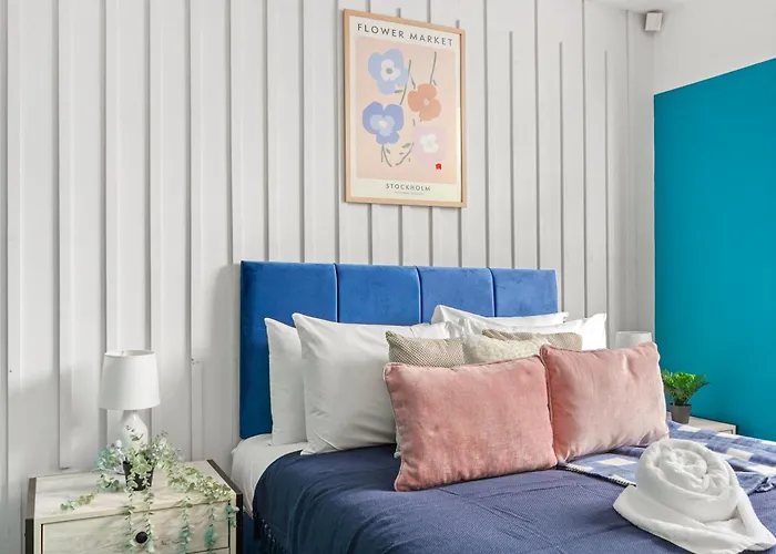 The Stylish Gem - Garden - Sleeps 18 Apartament *