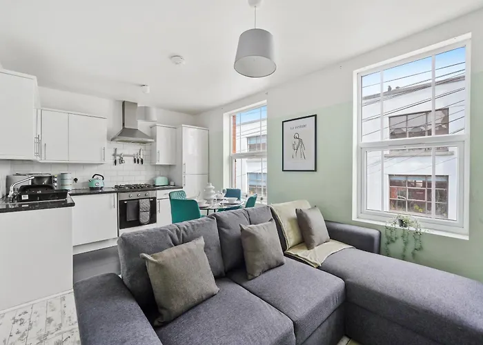 The Stylish Gem - Garden - Sleeps 18 * Bristol