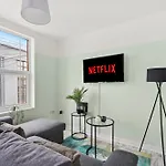 The Stylish Gem - Garden - Sleeps 18 아파트 브리스틀