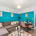 The Stylish Gem - Garden - Sleeps 18 아파트