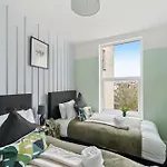 The Stylish Gem - Garden - Sleeps 18 * Bristol