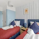 아파트 The Stylish Gem - Garden - Sleeps 18 브리스틀