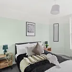 The Stylish Gem - Garden - Sleeps 18 Appartement *