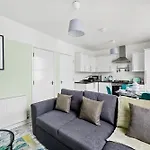 The Stylish Gem - Garden - Sleeps 18 * 브리스틀