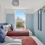 The Stylish Gem - Garden - Sleeps 18 Bristol