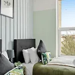 The Stylish Gem - Garden - Sleeps 18 아파트 브리스틀