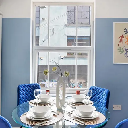 The Stylish Gem - Garden - Sleeps 18 아파트