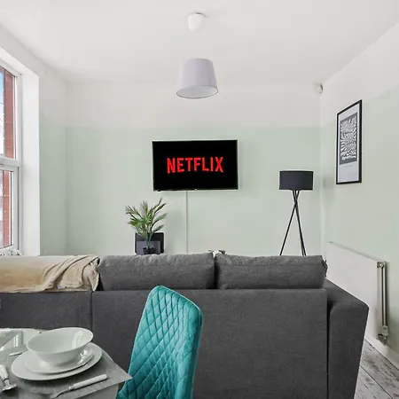 Apartment The Stylish Gem - Garden - Sleeps 18 Bristol