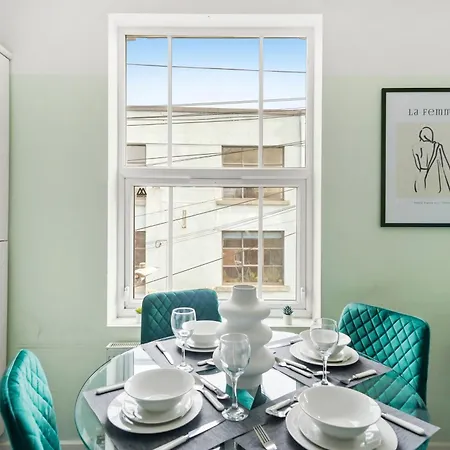 The Stylish Gem - Garden - Sleeps 18 Bristol