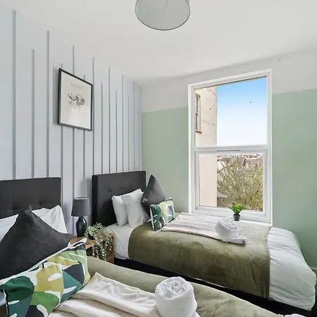 The Stylish Gem - Garden - Sleeps 18 * 브리스틀