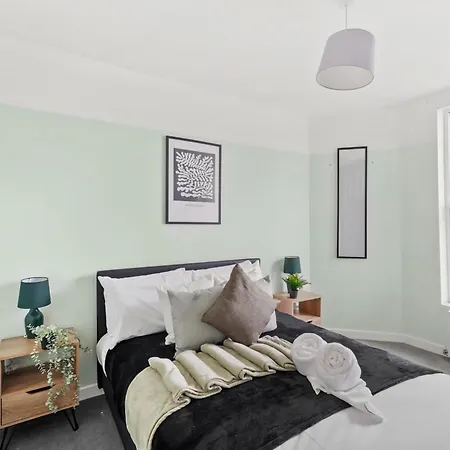 The Stylish Gem - Garden - Sleeps 18 Apartment *