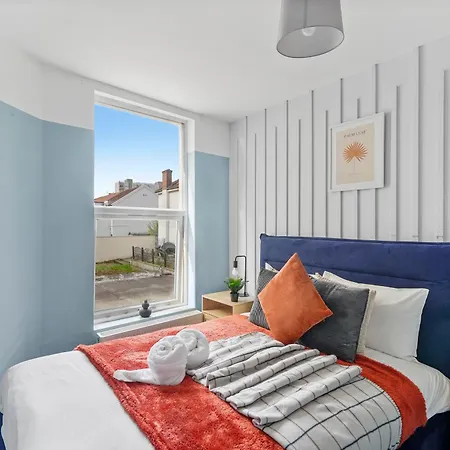 The Stylish Gem - Garden - Sleeps 18 *